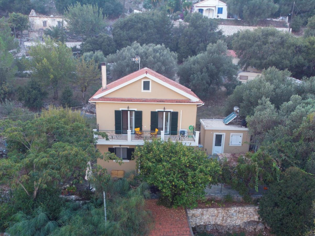 Almond Trees Cottage Divarata Extérieur photo