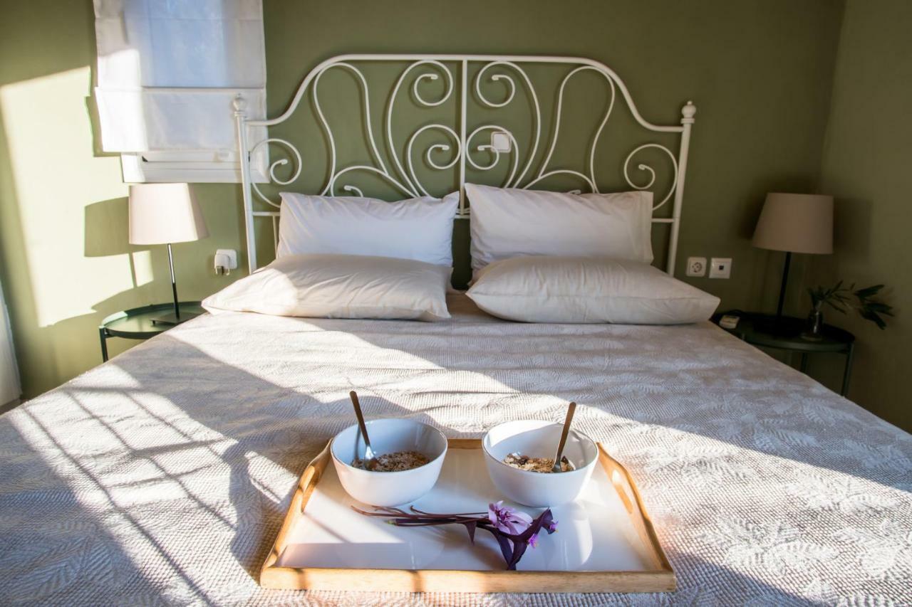 Almond Trees Cottage Divarata Extérieur photo