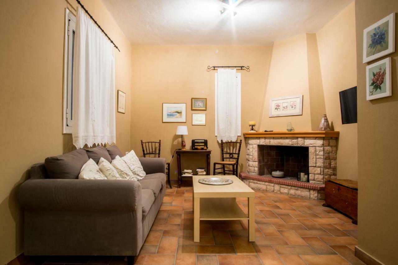 Almond Trees Cottage Divarata Extérieur photo